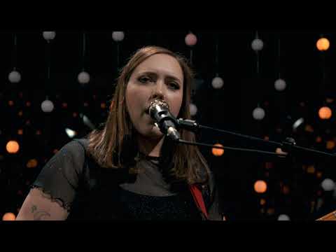 Soccer Mommy - crawling in my skin видео (клип)